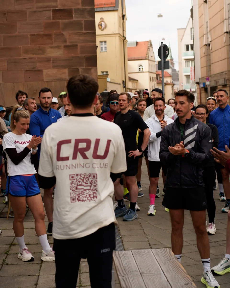 Sunday briefing: the crew gathers around a CRU runner before the start