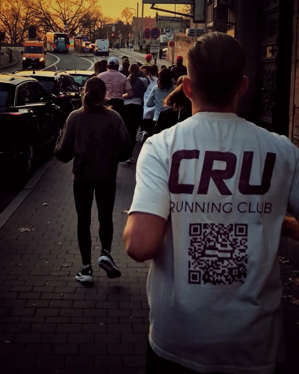 Afterwork Run: the crew runs through Nürnberg at golden hour